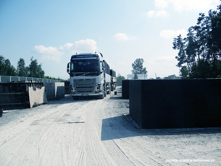 Transport szamb betonowych  w Sławie